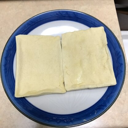 オーブントースターで焼いたところ、表がカリッとなってこれは固くなりすぎたかなと心配しましたが、アルミホイルから剥がしてみたら裏面はふかふかになってました！